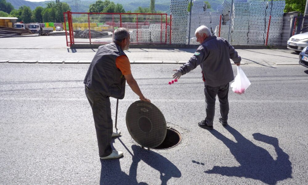 Fillon dezinfektimi i kanalizimeve në Saraj