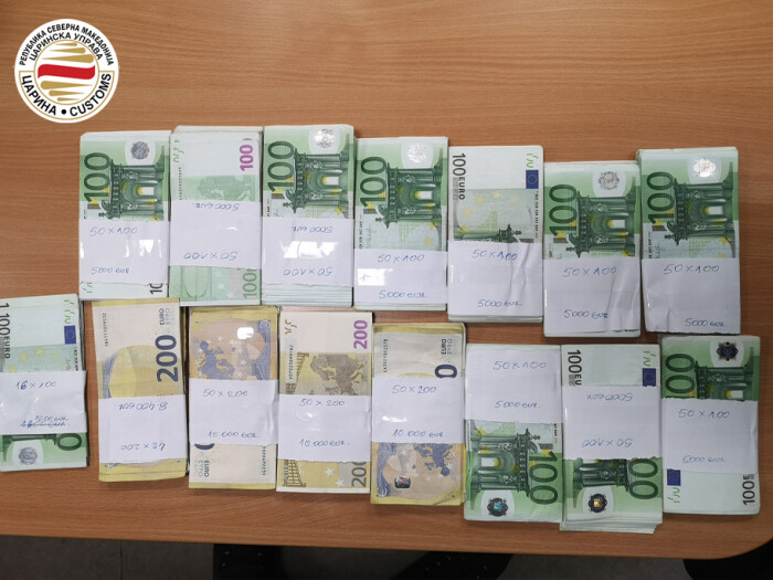 mustafa-dauti-doganat-konfiskojne-gjysme-milioni-euro-te-fshehura-ne-bunker-te-nje-minibusi-nga-shqiperia