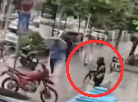 Grabitje në Kamëz  Gazetari  Të armatosurit marrin bizhuteritë dhe largohen me motor me targa të vjedhura