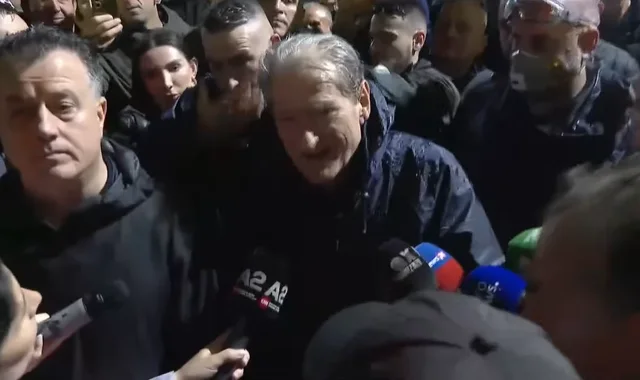 Bllokohet marshimi drejt ministrive  Berisha akuza të forta  Krim i shëmtuar  beteja vazhdon në çdo formë