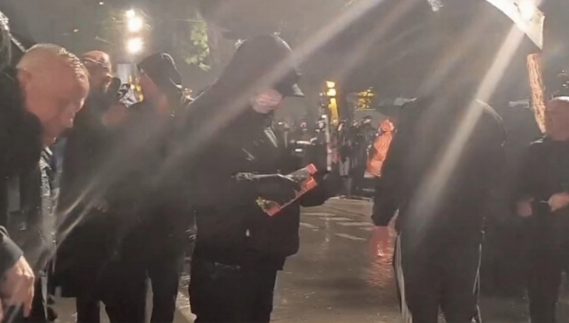 Protesta e PD  Dalin pamjet  protestuesi i maskuar me molotov në dorë  dështon ta ndezë