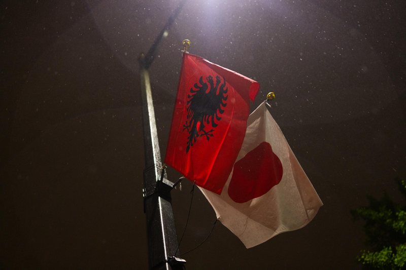 Edi Rama në Tokio  rrugët zbukurohen me flamuj shqiptarë