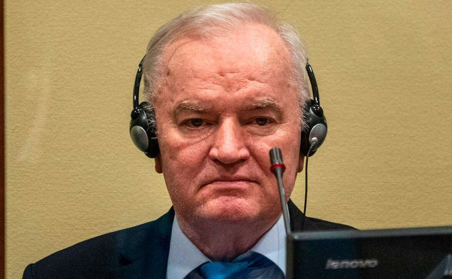 nje-regjim-ne-kembe-per-nje-kriminel-lufte