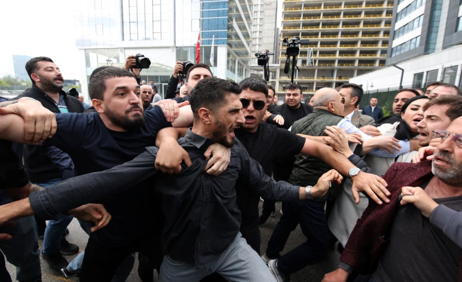 Policia turke hyn me forcë në selinë e partisë opozitare për të larguar udhëheqjen e shkarkuar