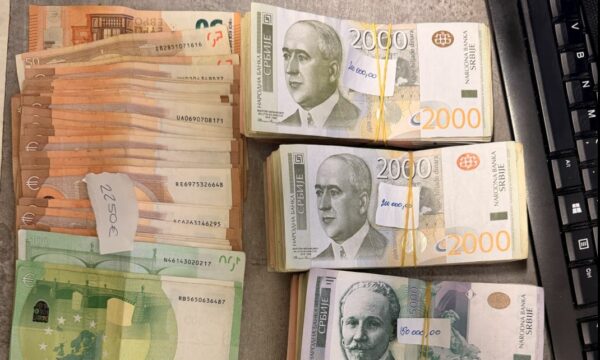 Dogana zbulon mbi 10 mijë euro e dinarë serbë të padeklaruara në Jarinje  ishin të shpërndara në pjesë të ndryshme të automjetit