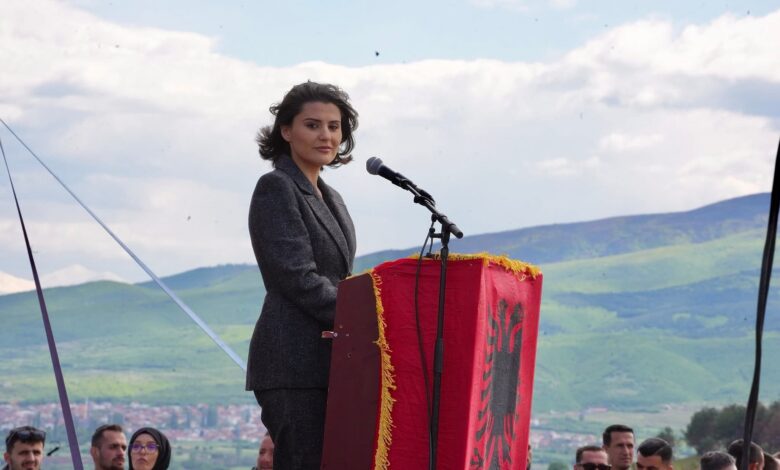 mesazhi-i-moderatores-ne-sllupcan-per-mbrojtjen-e-vajzave-me-rastin-e-perkujtimit-te-2-majit
