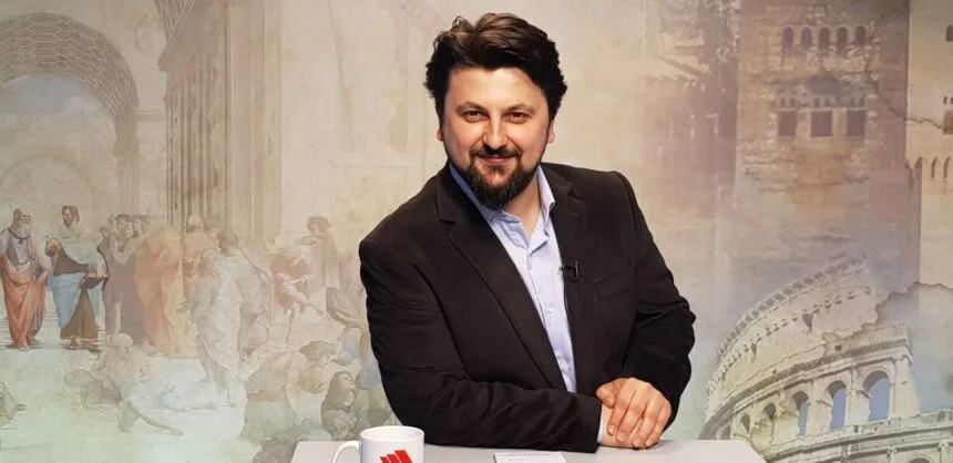 Latif Mustafa i ashpër me studentët  Protestoni ata që për dekada nuk arritën ta rregullojnë çështjen e gjuhës shqipe