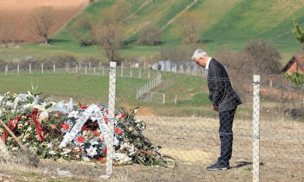 thaci-flet-per-humbjen-e-babait-dhimbjen-e-lotet-i-perjetova-duke-pare-varrimin-ne-tv