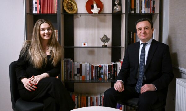 Vjosa paraqitet krahë Lumirit  Kurti njofton për një aderim të ri në VV