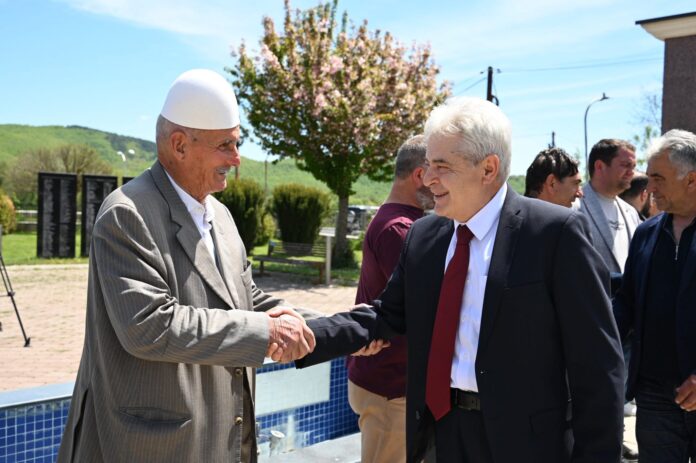 Ali Ahmeti bën homazhe për 5 Majin  Lavdi e përjetshme dëshmorëve të kombit