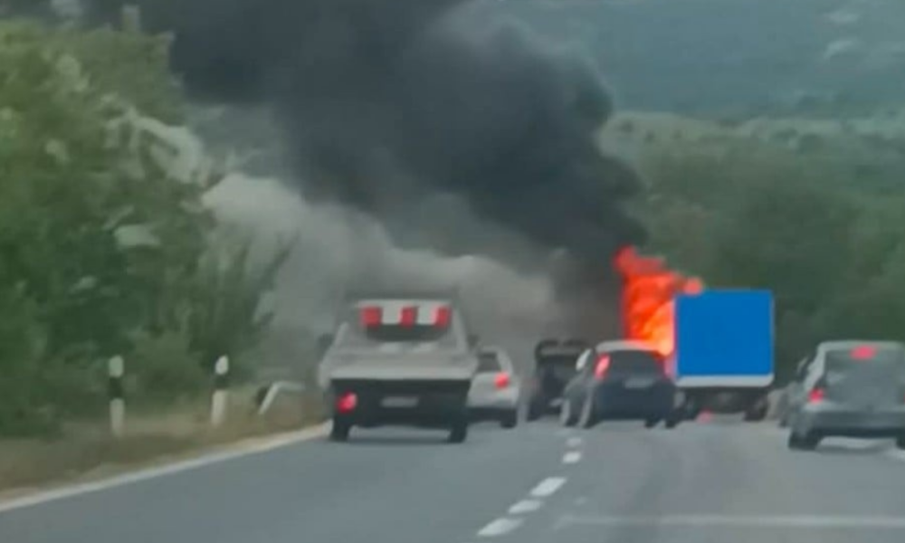 Digjet një autobus në autostradën Veles Shkup  nuk ka të lënduar