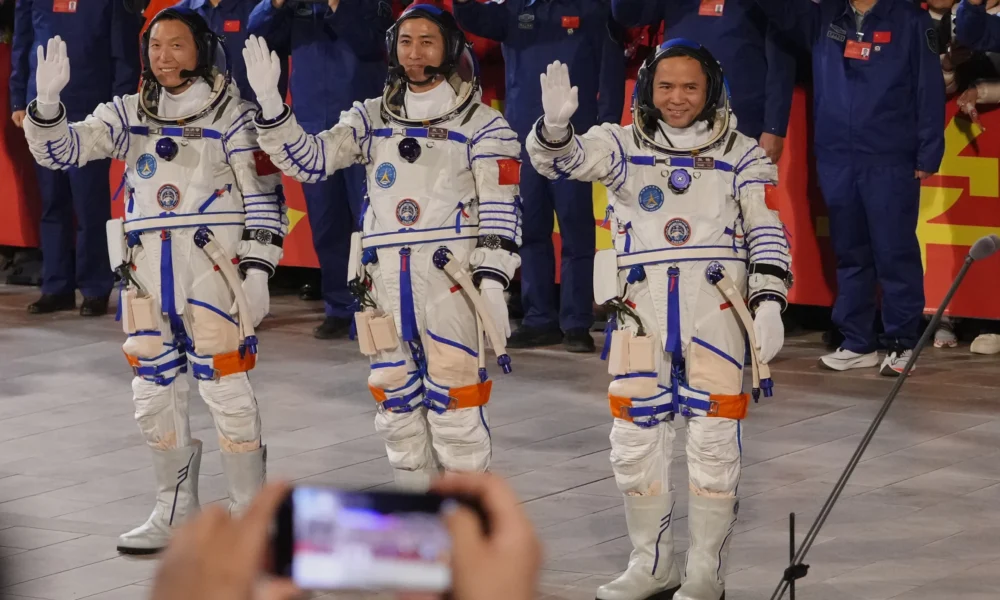 pas-7-muajsh-ne-hapesire-tre-astronautet-kineze-rikthehen-ne-toke