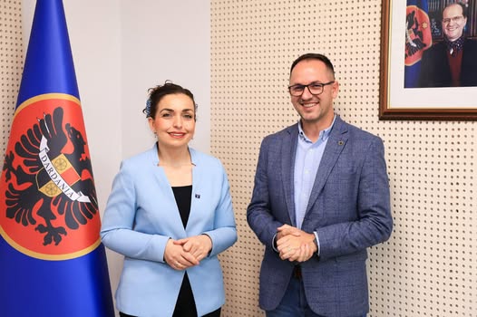 Dy vetëm sot  Vjosa Osmani prezanton një tjetër prurje të re