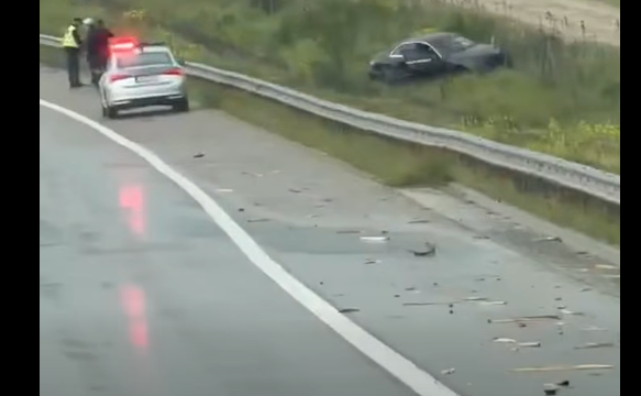 Aksident në autostradën  Ibrahim Rugova   një veturë del komplet nga rruga