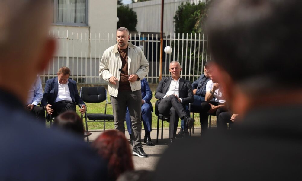 Maxhuni i PDK së  Lorik Maxhuni  takon punëtorët e  Përparimi  në Vushtrri  Njerëz të përkushtuar që mbajnë në këmbë komunitetin tonë