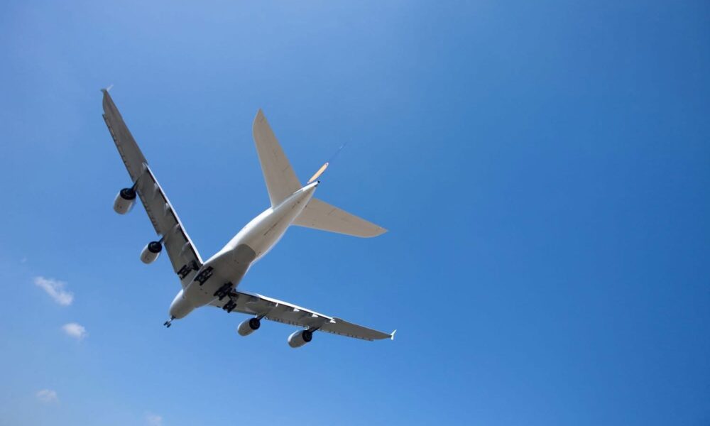 Iu përkeqësua gjendja shëndetësore në aeroplan  doktori kosovar i ofron ndihmë gruas gjatë fluturimit drejt Milanos