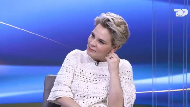 e-dua-ilirin-atij-dhe-femijeve-u-kerkoj-falje-monika-kryemadhi-flet-per-jeten-e-saj-familjen-dhe-politiken