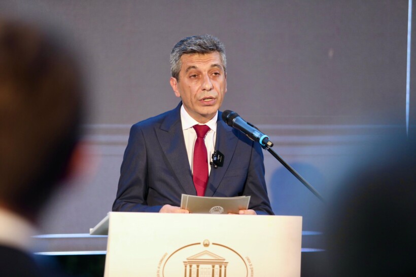 mexhiti-ka-nisur-rrenimi-i-perandorise-se-kredive-te-shpejta-zullumit-po-i-vjen-fundi