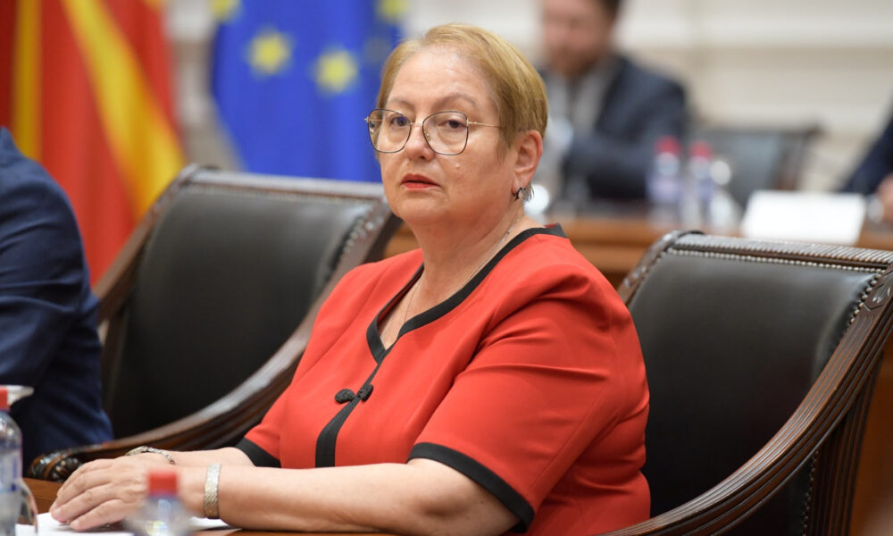 Janevska  Këtë vit dëftesat e klasës së parë  të dytë dhe të tretë do të jenë si elektronike ashtu edhe të shtypura