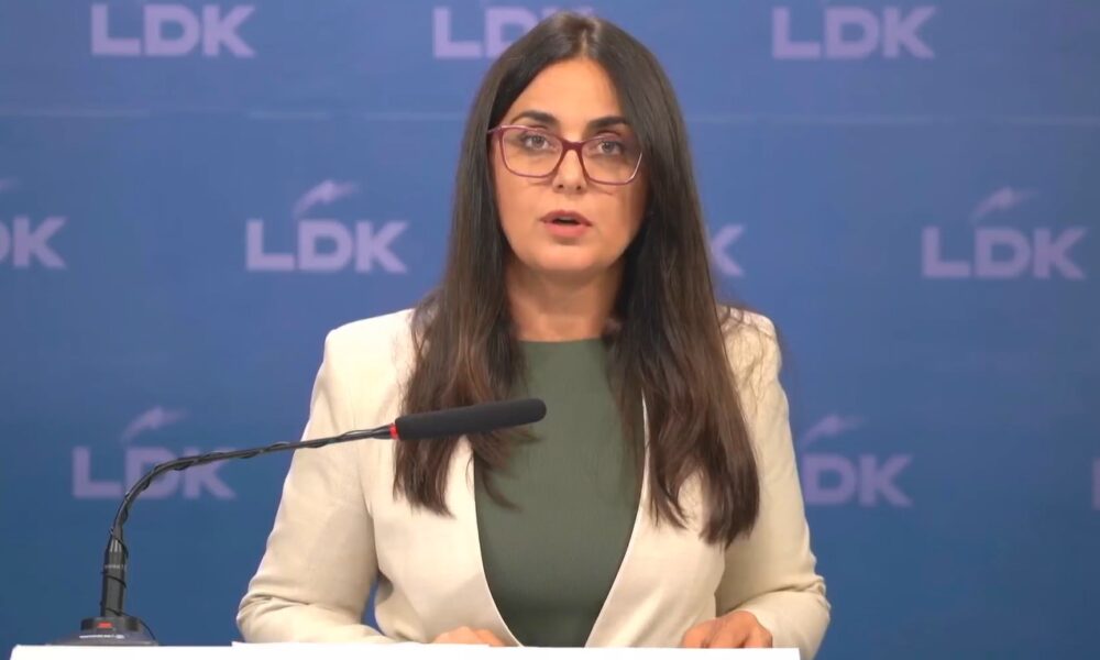 Jehona Lushaku për 100 eurot e qeverisë  Po tentojnë t i blejnë votat para zgjedhjeve