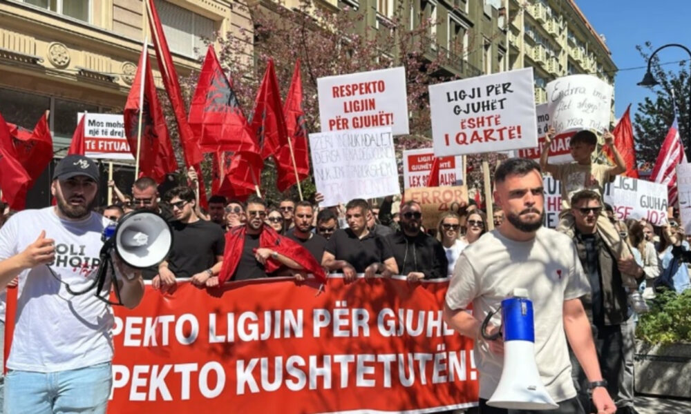 studentet-shqiptare-ne-rmv-gati-per-protesten-e-radhes-vazhdojne-kembenguljet-per-dhenien-e-provimit-te-jurisprudences-ne-shqip-organizatori-ademi-te-jemi-te-bashkuar