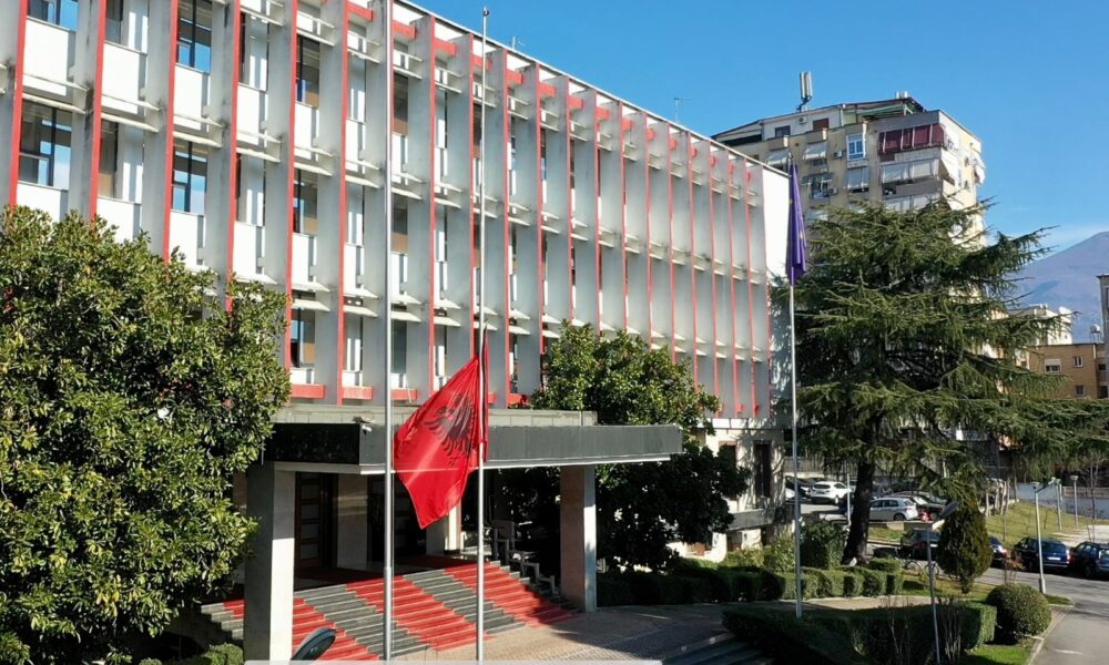 rusia-godet-kompleksin-ku-banon-ambasadori-shqiptar-ne-kiev-reagon-tirana-zyrtare
