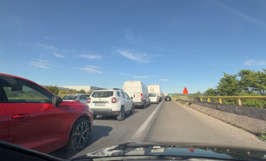 Kolona të gjata në pikëpagesën e Milladinovcës   Rrugët shtetërore  fillojnë punët për zgjerimin e saj