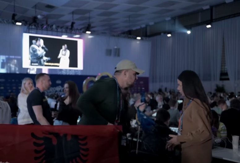 Incident në Vjenë  përfaqësues të Serbisë tentojnë t ua largojnë gazetarëve flamurin e Kosovës në Eurovision