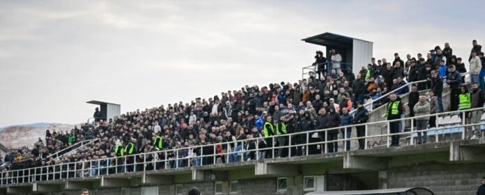 Incident në ndeshjen Bashkimi Vardar në Gostivar  Tifozi bie nga tribuna dhe dërgohet në spital