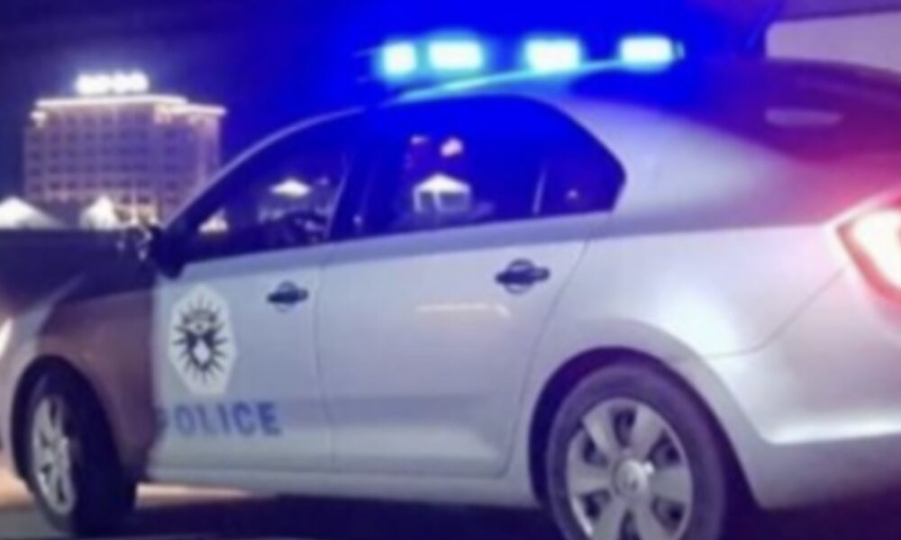 Suspendohen dy policë në veri  u kapën të zhveshur në veturë