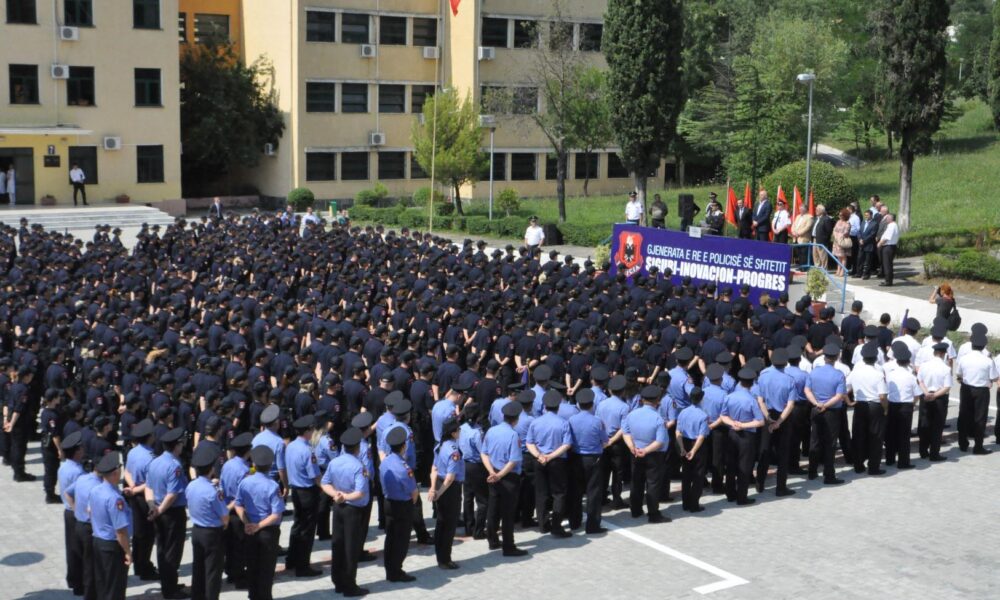 Helmimi i 40 studentëve të Akademisë së Sigurisë  pranga teknologut dhe kuzhinierit