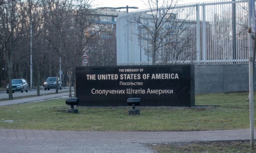 Rusia paralajmëron sulme në Kiev  SHBA sfidon Moskën  Ambasada jonë nuk mbyllet