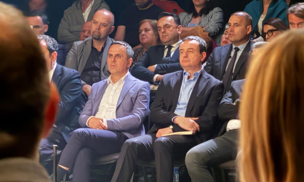 Bilall Kasami dhe Albin Kurti shijojnë shfaqjen  Përtej hekurave  në Shkup