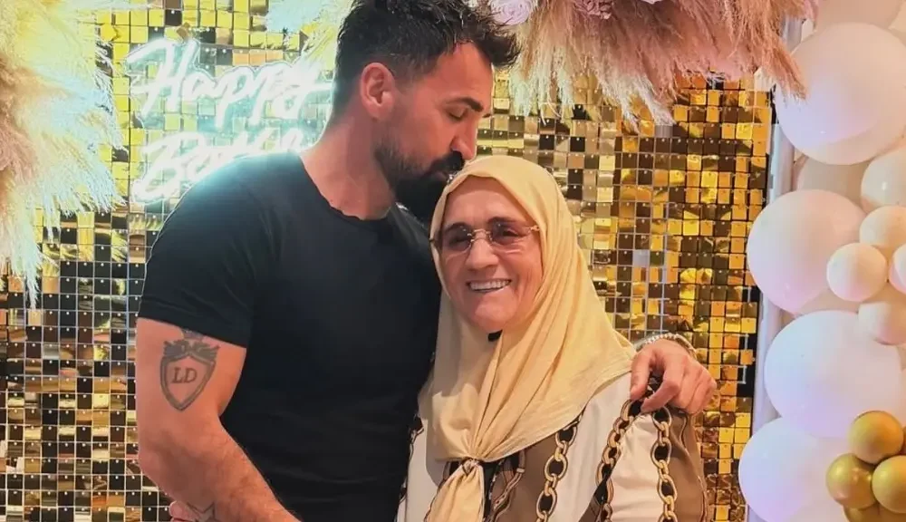 Blerim Destani e puth nënën në ballë dhe i bën urimin më të bukur