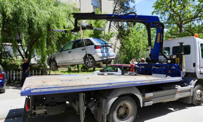 cair-200-vetura-te-vjetra-largohen-nga-parkingjet