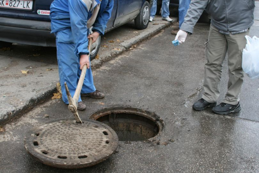 Lëndohet rëndë një grua në Shkup pasi ra në një pusetë në bulevardin  Arradhat Partizane 