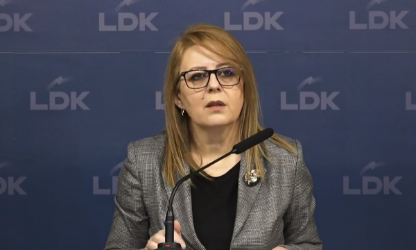 Bajrami  gazetarëve  Mos u ndalni asnjëherë  pavarësisht kush e udhëheq këtë vend  nuk ka demokraci pa media të lira