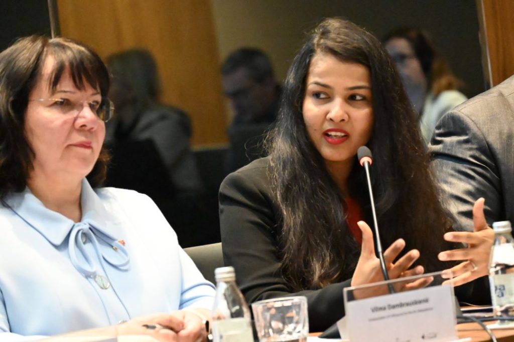 Khushbu Agrawal nga International IDEA dhe ambasadorja e Lituanisë, Vilma Dambrauskiene | Foto: Meta.mk
