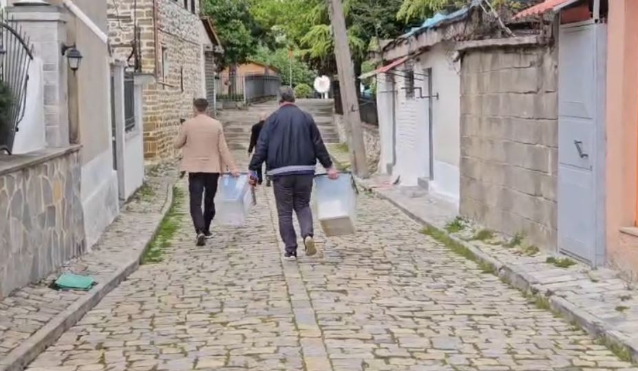 bllokohet-votimi-per-kreun-e-pd-se-ne-korce-komisioneret-marrin-kutite-dhe-largohen