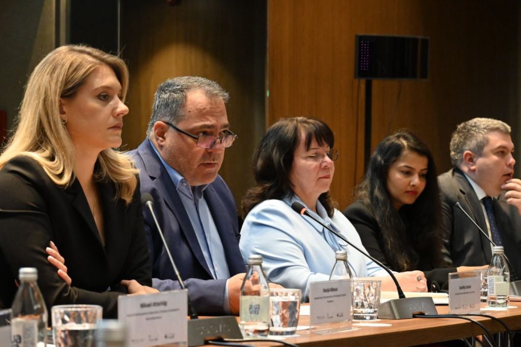 Zëdhënësja e Qeverisë, Marija Miteva, drejtori Ekzekutiv i Metamorfozis, Bardhyl Jashari, ambasadorja e Lituanisë, Vilma Dambrauskiene, Kushbu Agrawal nga International IDEA dhe kryetari i Komisionit Shtetëror të Zgjedhjeve, Bojan Mariçiq | Foto: Meta.mk