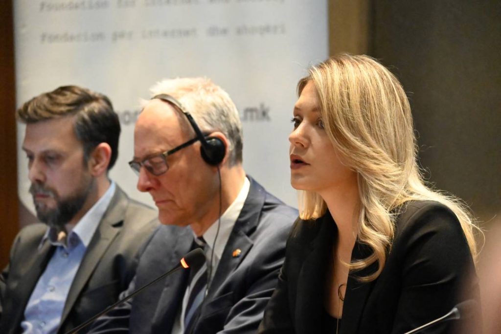Zëdhënësja e Qeverisë, Marija Miteva dhe Mikael Aterog nga Ambasada Suedeze në të majtë të saj | Foto: Meta.mk