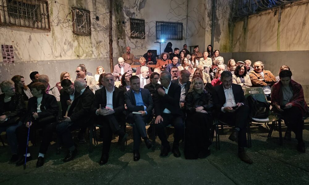 Kasami dhe Azizi në Kosovë  ndjekin shfaqjen për Masakrën e Dubravës
