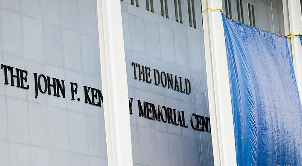 gjykata-urdheron-heqjen-e-emrit-te-trump-nga-qendra-kennedy