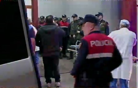 E plagosën me armën e tij  polici transportohet te Trauma  mjekët  Gjendja e 20 vjeçarit është 