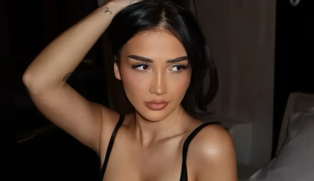 Xheneta Fetahu provokon me veshjen e hapur 