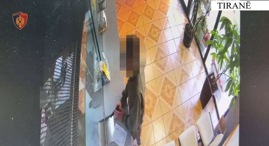 del-video-momentet-kur-23-vjecari-tentoi-grabitjen-ne-shkoze-me-pistolete-loder