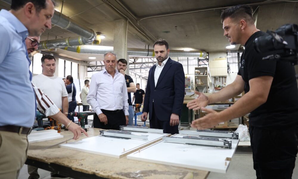 ministri-durmishi-viziton-bizneset-ne-struge-dhe-prezanton-mundesite-per-mbeshtetje-financiare-te-investimeve