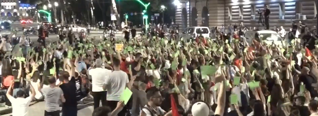 kembekryq-ne-bulevard-protestuesit-miratojne-doreheqjen-e-rames-me-kartonet-jeshile-populli-vendos