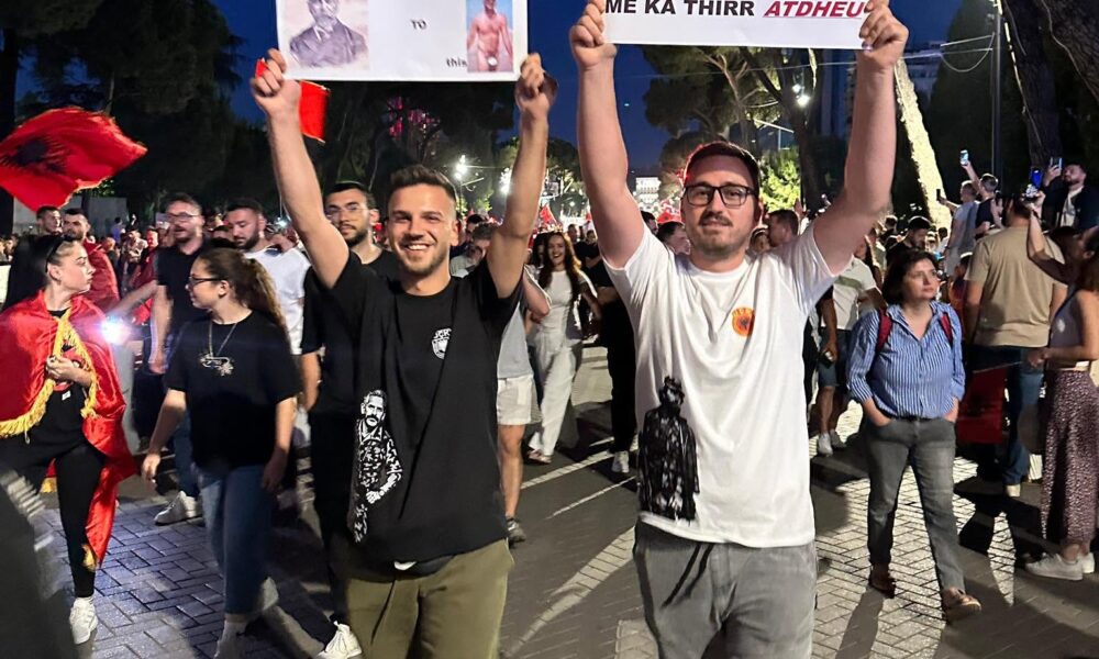 Dy të rinj nga Tetova i bashkohen protestës në Shqipëri   Na ka thirrur atdheu 