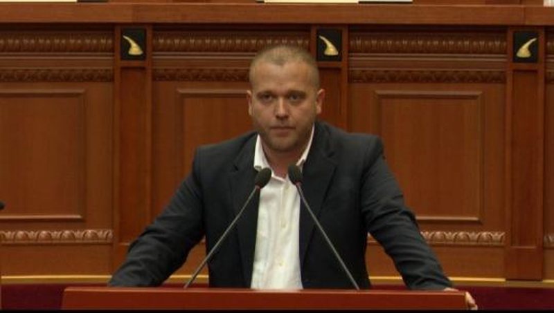 Deputeti i PS nxjerr zbuluar kundërshtarët e investimit në Zvërnec  ngre pikëpyetje për autobusë nga Greqia dhe përfshirjen e Belerit
